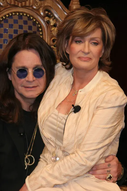 ▲奧茲奧斯朋（左）與妻子莎朗（右）結婚43年都沒婚變，在好萊塢的藝人婚姻中，算是難得的長壽。（圖／美聯社／達志影像）