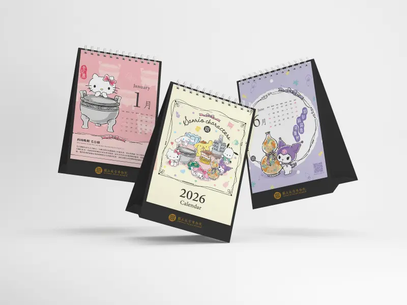 ▲100週年故宮聯名「三麗鷗穿越故宮」，讓Hello Kitty、酷洛米萌玩故宮國寶，布丁狗拿肉形石、大耳狗坐青瓷蓮花碗，2026年桌曆、明信片搶先劇透。Just Gold鎮金店聯名酷洛米金飾。（圖／故宮提供）