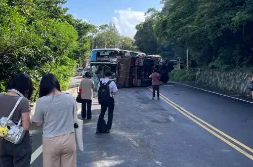 國光客運今(23)日上午在萬里和砂石車對撞,釀成1死多傷悲劇。(圖/浪金山團隊提供) ▲國光客運今(23)日上午在萬里和砂石車對撞,釀成1死多傷悲劇。(圖/浪金山團隊提供)
