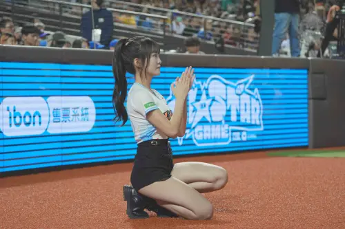 ▲大頭在開場舞結束後,看到4萬人的掌聲,感動到眼淚潰堤。(圖/富邦悍將提供) ▲大頭在開場舞結束後,看到4萬人的掌聲,感動到眼淚潰堤。(圖/富邦悍將提供)