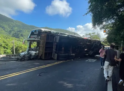 ▲砂石車因不明原因突然打滑到對向，失控撞上閃避不及的國光客運1815路線公車。（圖／浪金山團隊提供）