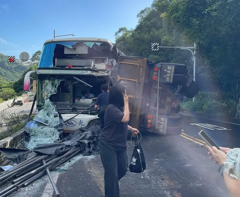 ▲國光客運今（23）日上午在萬里和砂石車對撞，釀成1死多傷悲劇。（圖／浪金山團隊提供）