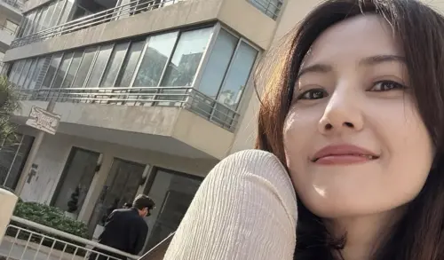 高圓圓牽愛女現身機場！6歲Rhea像極爸爸趙又廷　溫馨互動全被拍
