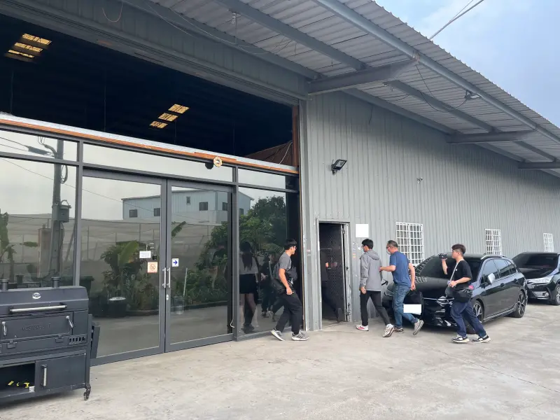 ▲臺中市西屯區環中路旁某間網路電商賣場之倉庫內，查獲以綽號「阿森」為首之跨國網路洗錢機房（圖/記者鄧力軍翻攝）