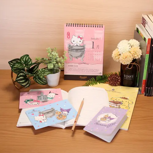 三麗鷗2026桌曆玩故宮國寶!布丁狗拿肉形石、大耳狗坐青瓷蓮花碗 ▲「NPM|三麗鷗穿越故宮」2026桌曆與明信片登場。(圖/故宮提供)