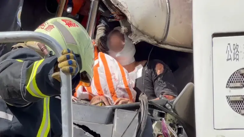 ▲對撞國光客運的31歲葉姓聯結車司機。（圖／翻攝畫面）