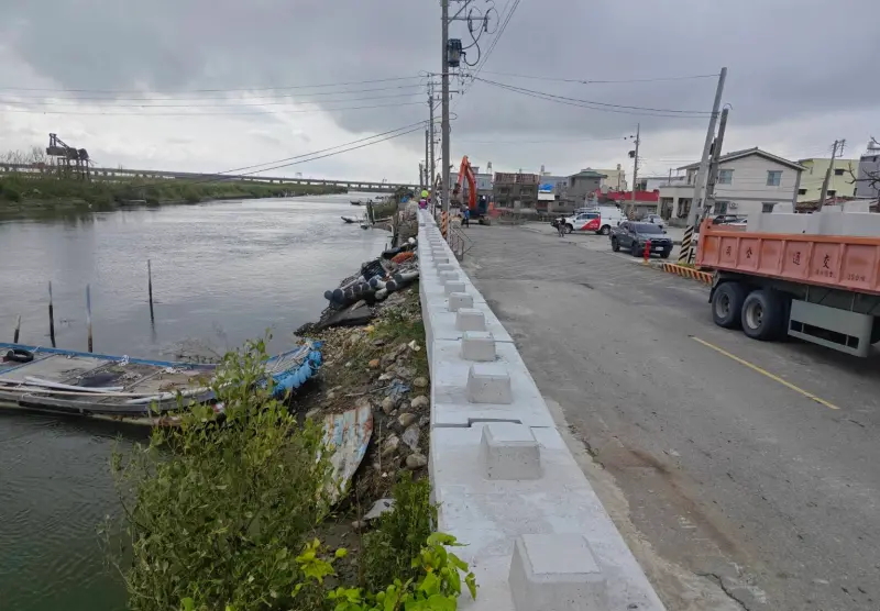 ▲因應年度天文大潮，台南市西寮、青鯤鯓堤防已搶險完成加高。（圖／台南市水利局）