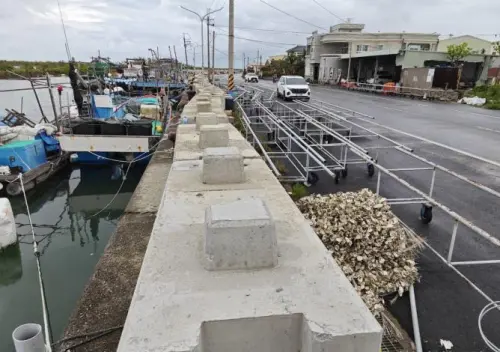 ▲因應年度天文大潮，台南市西寮、青鯤鯓堤防已搶險完成加高。（圖／台南市水利局）