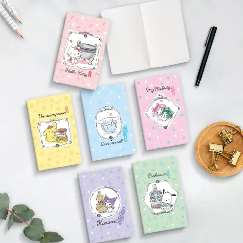 三麗鷗2026桌曆玩故宮國寶!布丁狗拿肉形石、大耳狗坐青瓷蓮花碗 ▲「NPM|三麗鷗穿越故宮」三麗鷗全新筆記本。(圖/故宮提供)