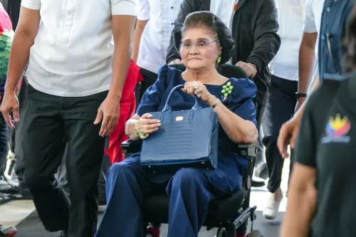 ▲菲律賓前第一夫人、自稱「國母」的伊美黛・馬可仕(Imelda Marcos),與美國總統川普在數十年前就認識,她被認為是她的兒子、菲律賓現任總統小馬可仕與美國達成經貿協議的關鍵之一。(圖/美聯社/達志影像) ▲菲律賓前第一夫人、自稱「國母」的伊美黛・馬可仕(Imelda Marcos),與美國總統川普在數十年前就認識,她被認為是她的兒子、菲律賓現任總統小馬可仕與美國達成經貿協議的關鍵之一。(圖/美聯社/達志影像)