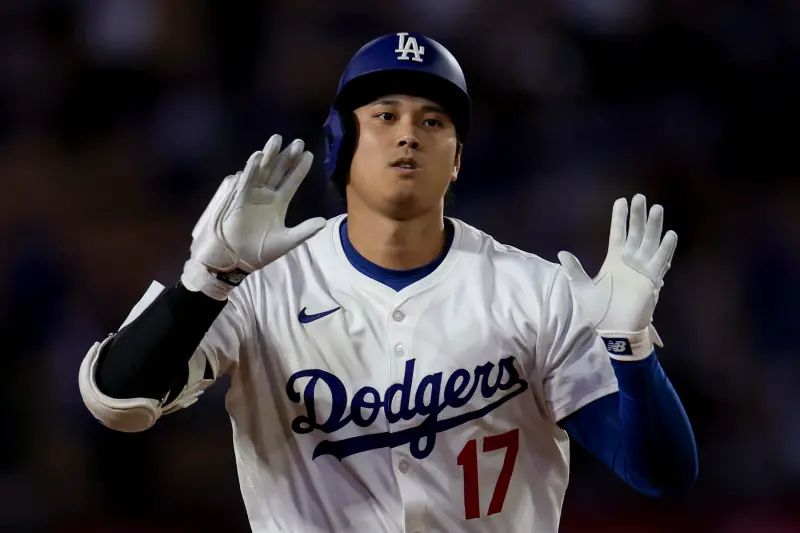 ▲大谷本場以指定打擊身分擔任先發第二棒，在九局下兩出局三壘有人的情況下，面對雙城終結者Jhoan Duran，鎖定對方一記時速100.1mph（約161公里）的外角低球，強勢將球掃向左外野。（圖／美聯社／達志影像）