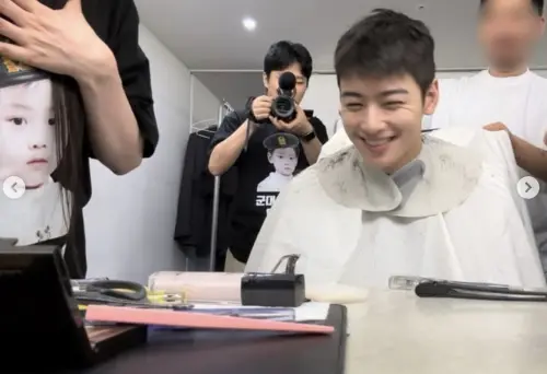 ▲車銀優曝光自己被剃髮過程。（圖／車銀優IG）