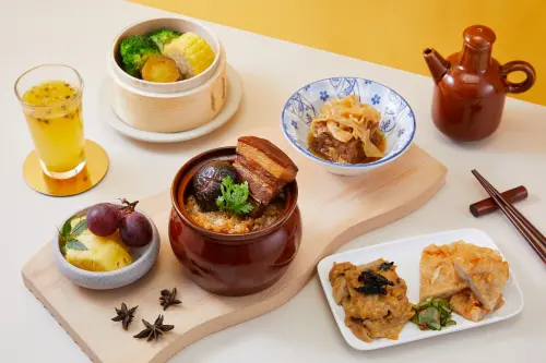 ▲「攤味Tanwei」的菜單包含福建與廈門取材後的菜色，並結合漳泉古法與台灣庶民風味，圖為泉州爌肉壺仔飯。（圖／Two Tails Hotel Luzhou 提供）