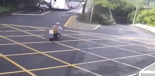 ▲國光客運一開這段上坡，就遭到聯結車迎面撞擊，毫無閃躲餘地。（圖／翻攝畫面）