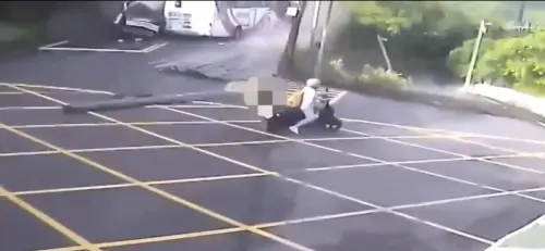 ▲國光客運後方機車騎士眼看苗頭不對，再往前騎恐怕也會出車禍，趕緊掉頭。（圖／翻攝畫面）