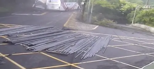 ▲聯結車滿載鋼條散落滿地還往下坡滾，機車騎士如果動作慢一點也會遭殃。（圖／翻攝畫面）