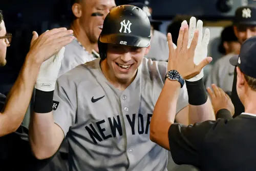 紐約洋基隊(New York Yankees)Ben Rice(22號)在對陣多倫多藍鳥的比賽中於九局上敲出關鍵陽春砲後,回到休息區興奮慶祝,帶動全隊士氣,成為致勝關鍵。(圖/美聯社/達志影像) ▲紐約洋基隊(New York Yankees)Ben Rice(22號)在對陣多倫多藍鳥的比賽中於九局上敲出關鍵陽春砲後,回到休息區興奮慶祝,帶動全隊士氣,成為致勝關鍵。(圖/美聯社/達志影像)