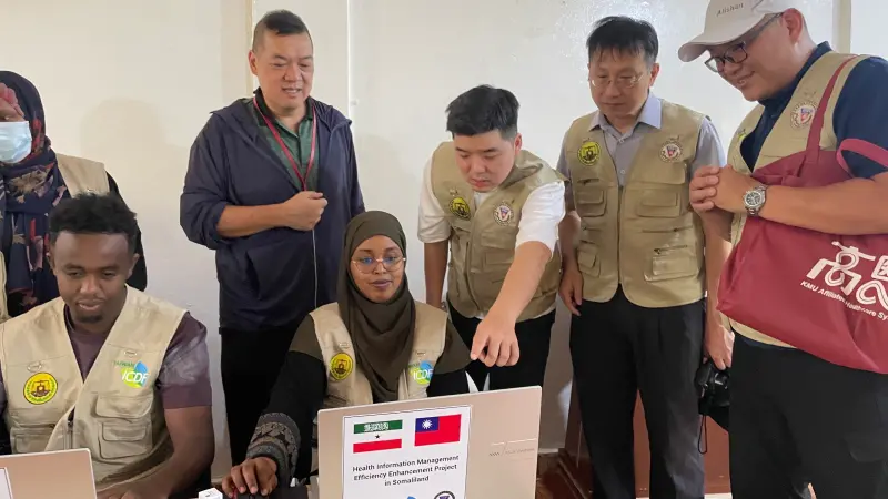 ▲高醫團隊於索國診間勘查資訊系統使用情況。（圖／高醫提供） 