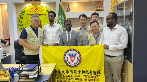 ▲高醫團隊與國合會團隊拜會索國衛生發展部執行長Dr. Ahmed Mahmoud Jama(左三)，報告系統使用現況及討論即將面臨的挑戰。（圖／高醫提供） 