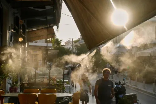 歐洲變「燒烤場」！希臘熱爆氣溫飆43°C　觀光客撐不住：一直喝水
