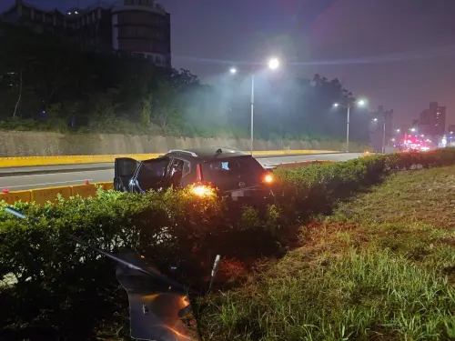 ▲少年偷開車撞壞變電箱，導致鳥松區本館路、球場路、鳳山區青年路二段、濱山街共有455戶停電。（圖／警方提供）