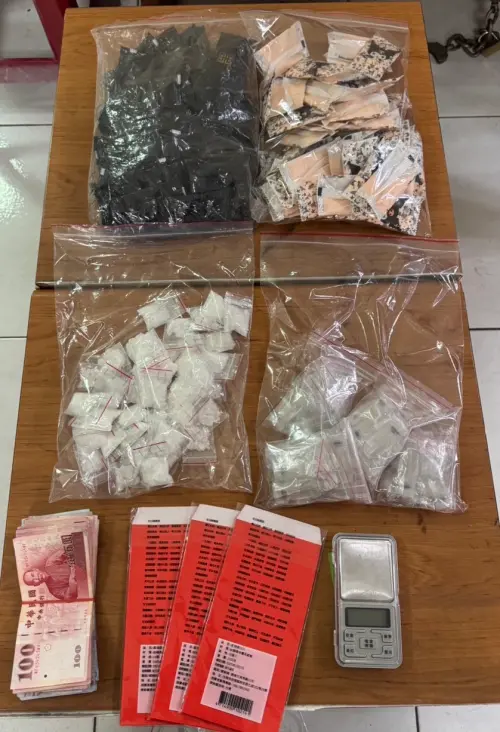 ▲肇事少年車上藏有二級毒品依托咪酯煙彈、三級毒品愷他命、咖啡包。（圖／警方提供）