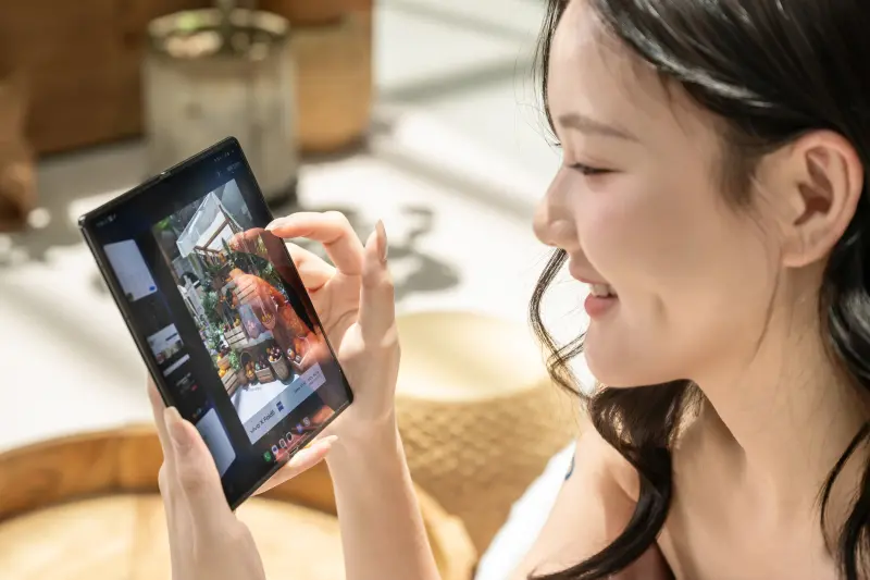 ▲vivo在台推出首款摺疊旗艦機 X Fold5 ，16+512GB售價52990元，直接對標三星Fold 7相同容量要價66,990元，vivo狠狠便宜了1.4萬元，非常具有價格優勢。（圖／官方提供）