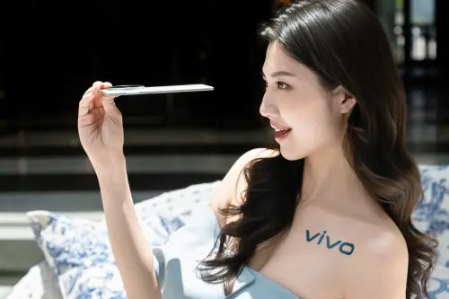 ▲vivo X Fold5 在機身厚度、重量上其實都只小輸給三星Fold7一些些，但價格便宜萬元。（圖／翻攝官網）