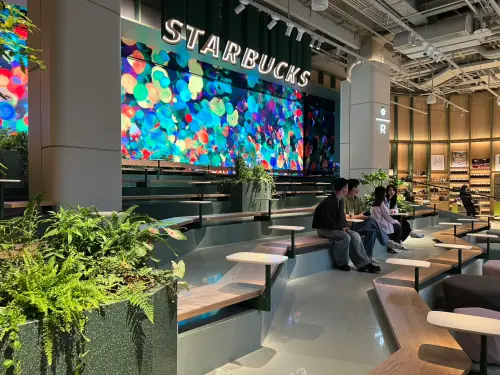 ▲「星巴克典藏DREAM PLAZA台北」位於百貨6樓及7樓戶外空間，總占地面積逾千坪。（圖╱記者林汪靜攝）