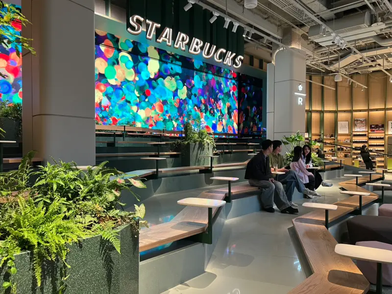 ▲「星巴克典藏DREAM PLAZA台北」位於百貨6樓及7樓戶外空間,總占地面積逾千坪。(圖╱記者林汪靜攝)