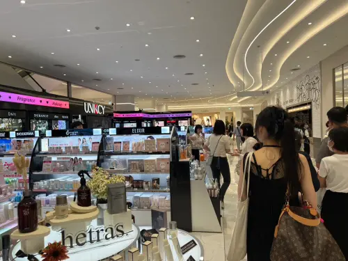 ▲1樓則引進國際服飾、配件，以及國際美妝，讓消費者隨心所欲挑選搭配。（圖╱記者林汪靜攝）