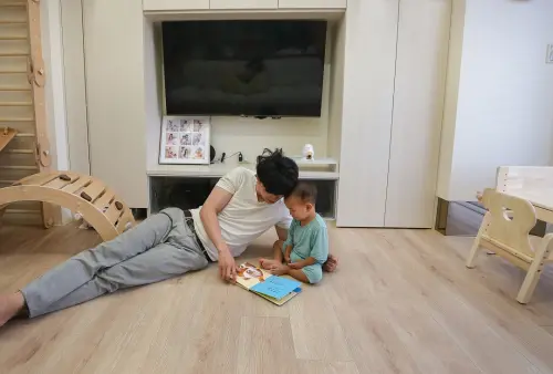 ▲豬豬隊友換新家，全室鋪設榮獲「綠建材」標章的「Order floor超耐磨木地板」，給孩子健康無毒的成長環境。