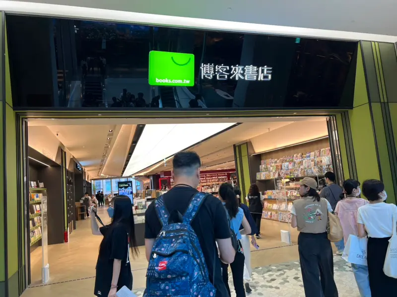 ▲全台首家24小時營業博客來實體書店。(圖╱記者林汪靜攝)