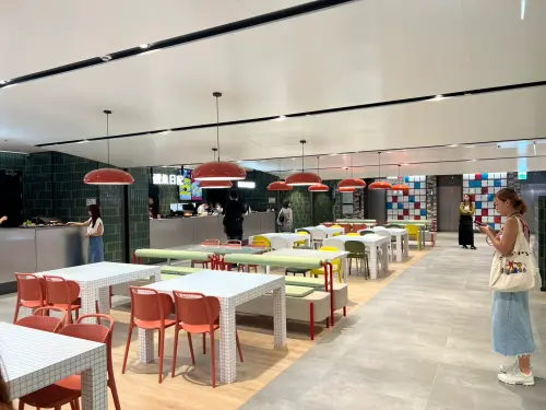 ▲地下二樓為美食街，手搖飲店鶴茶樓、漢來上海湯包等多家知名餐廳通通都在此。（圖╱記者林汪靜攝）