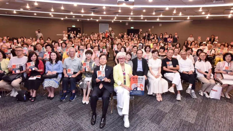 ▲新書《親密搶奪，誰在拿走你的錢？》7月27日將在高市圖總館舉辦新書發表會，兩位大師也將現場對談。（圖／記者陳美嘉翻攝） 