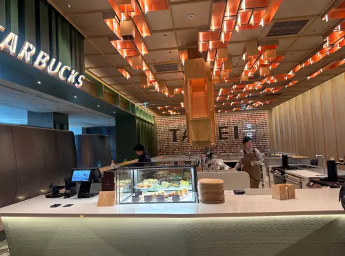 Dream Plaza星巴克。(圖/記者鍾怡婷攝) ▲Dream Plaza星巴克。(圖/記者鍾怡婷攝)