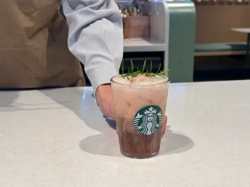 「杏雨花蜜那提」限定Dream plaza門市販售。(圖/記者鍾怡婷攝) ▲「杏雨花蜜那提」限定Dream plaza門市販售。(圖/記者鍾怡婷攝)