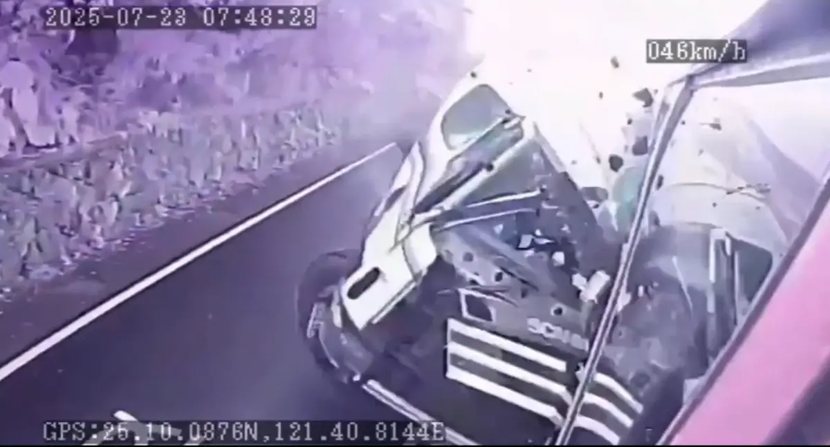 行車紀錄器拍下驚悚對撞！聯結車下坡失速側傾  重擊國光客運