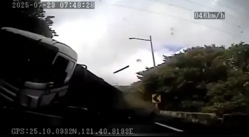 行車紀錄器拍下驚悚對撞!聯結車下坡失速側傾 重擊國光客運 ▲對向下坡的聯結車一過彎就側傾失去重心,車斗所載的上百條鋼筋飛出車外。(圖/翻攝畫面)