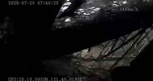 行車紀錄器拍下驚悚對撞!聯結車下坡失速側傾 重擊國光客運 ▲國光客運擋風玻璃被砸出蜘蛛網狀大片裂痕,車上鏡頭則因為訊號中斷出現黑畫面。(圖/翻攝畫面)