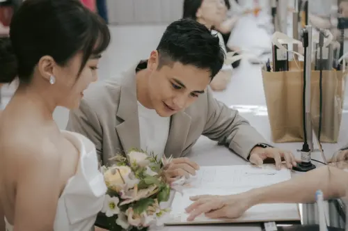 ▲曾子余（中）登記結婚，告別單身。（圖／TVBS提供）