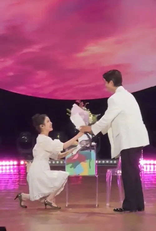 ▲IU（左）對朴寶劍（右）單膝下跪。（圖／@chatshirelore X）