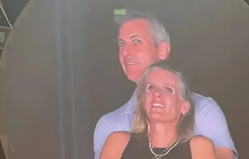 Coldplay演唱會鏡頭大型抓猴現場風波　女主角已與元配綠帽夫離婚
