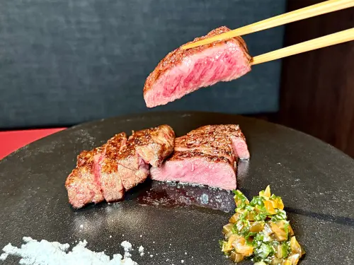 米其林燒肉新作「肉料理・福」!黑白切、春捲吃到日本3%褐毛和牛 ▲「百月經產黑毛和牛」150g 1280元~2680元,依照每日提供部位不同(圖/記者蕭涵云攝)