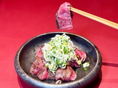 米其林燒肉新作「肉料理・福」!黑白切、春捲吃到日本3%褐毛和牛 ▲「備長炭和牛刺身」880元。(圖/記者蕭涵云攝)