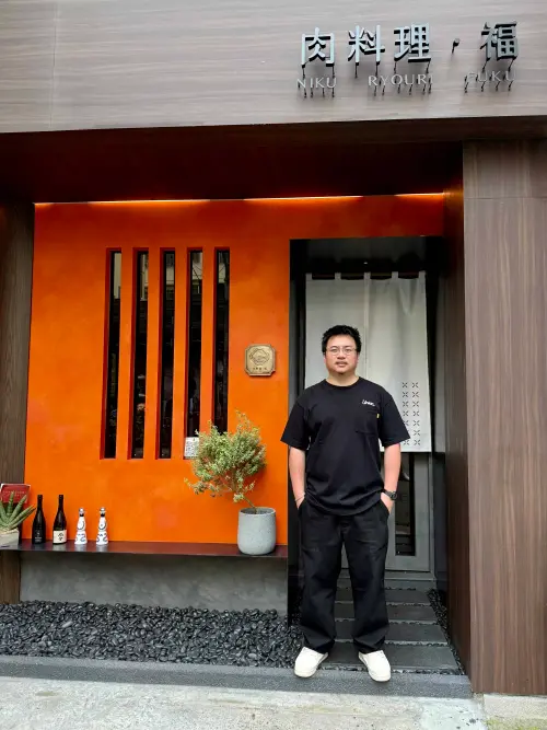 米其林燒肉新作「肉料理・福」!黑白切、春捲吃到日本3%褐毛和牛 ▲拿下台灣第一位「米其林年輕主廚大獎」的Sam直言,消費者吃肉料理「直接選部位,選等級是店家的工作」。(圖/記者蕭涵云攝)