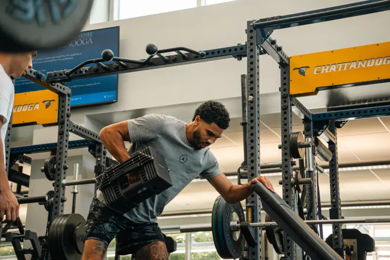 ▲在賽場上展現過人鬥志的NBA美國職籃 （National Basketball Association）波士頓塞爾提克（Boston Celtics）球星Jayson Tatum，面對長期復健挑戰依舊毫不鬆懈，甚至連參加前隊友Kemba Walker婚禮都不忘帶著訓練師安排復健課表，用實際行動詮釋了何謂「自律至上」，也意外為大學球隊樹立了最佳學習典範。（圖／取自Chattanooga Basketball X）