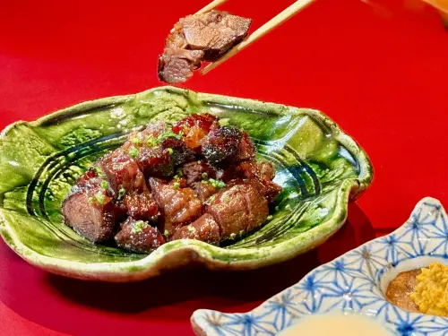 米其林燒肉新作「肉料理・福」!黑白切、春捲吃到日本3%褐毛和牛 ▲「炭烤和牛舌下叉燒」680元。(圖/記者蕭涵云攝)