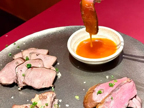 米其林燒肉新作「肉料理・福」!黑白切、春捲吃到日本3%褐毛和牛 ▲380元「煙燻黑白切」搵醬油漬蛋黃。(圖/記者蕭涵云攝)