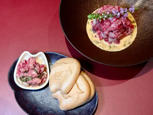 米其林燒肉新作「肉料理・福」!黑白切、春捲吃到日本3%褐毛和牛 ▲780元的「和牛干貝塔塔」附上牛頭造型的最中餅。(圖/記者蕭涵云攝)